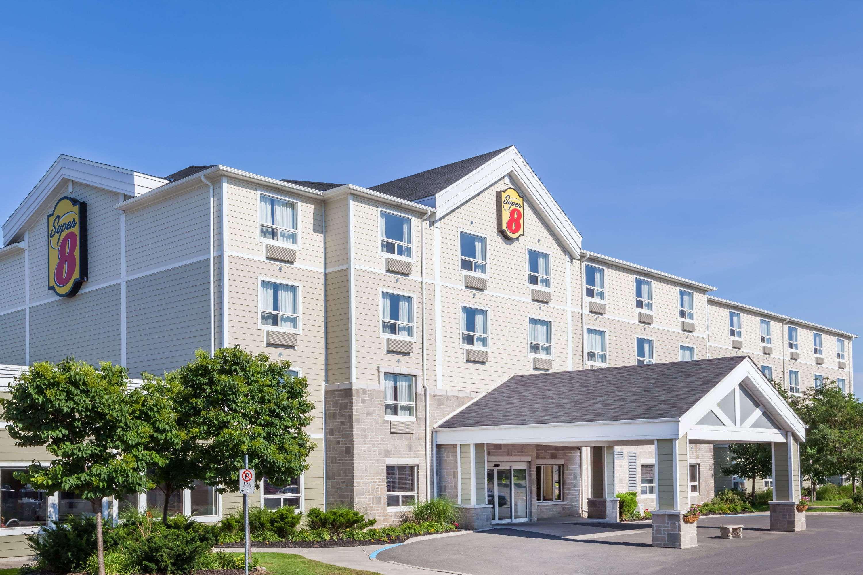 Super 8 By Wyndham Peterborough Hotel Exterior foto
