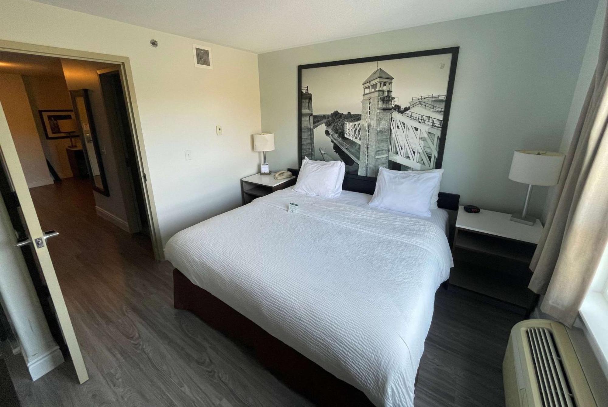 Super 8 By Wyndham Peterborough Hotel Exterior foto