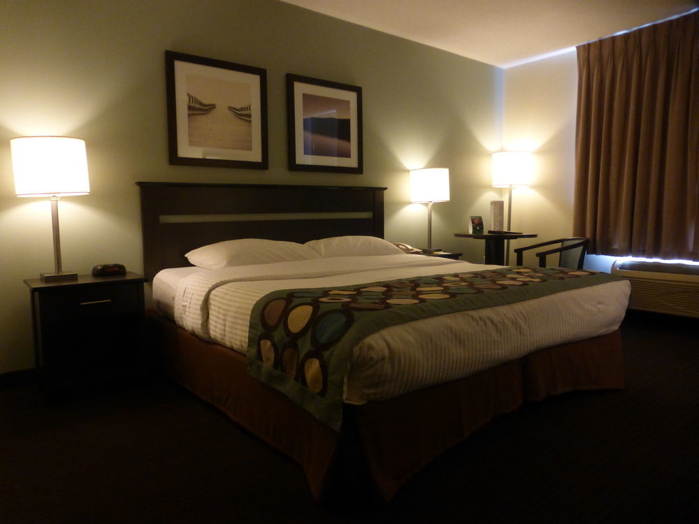Super 8 By Wyndham Peterborough Hotel Exterior foto