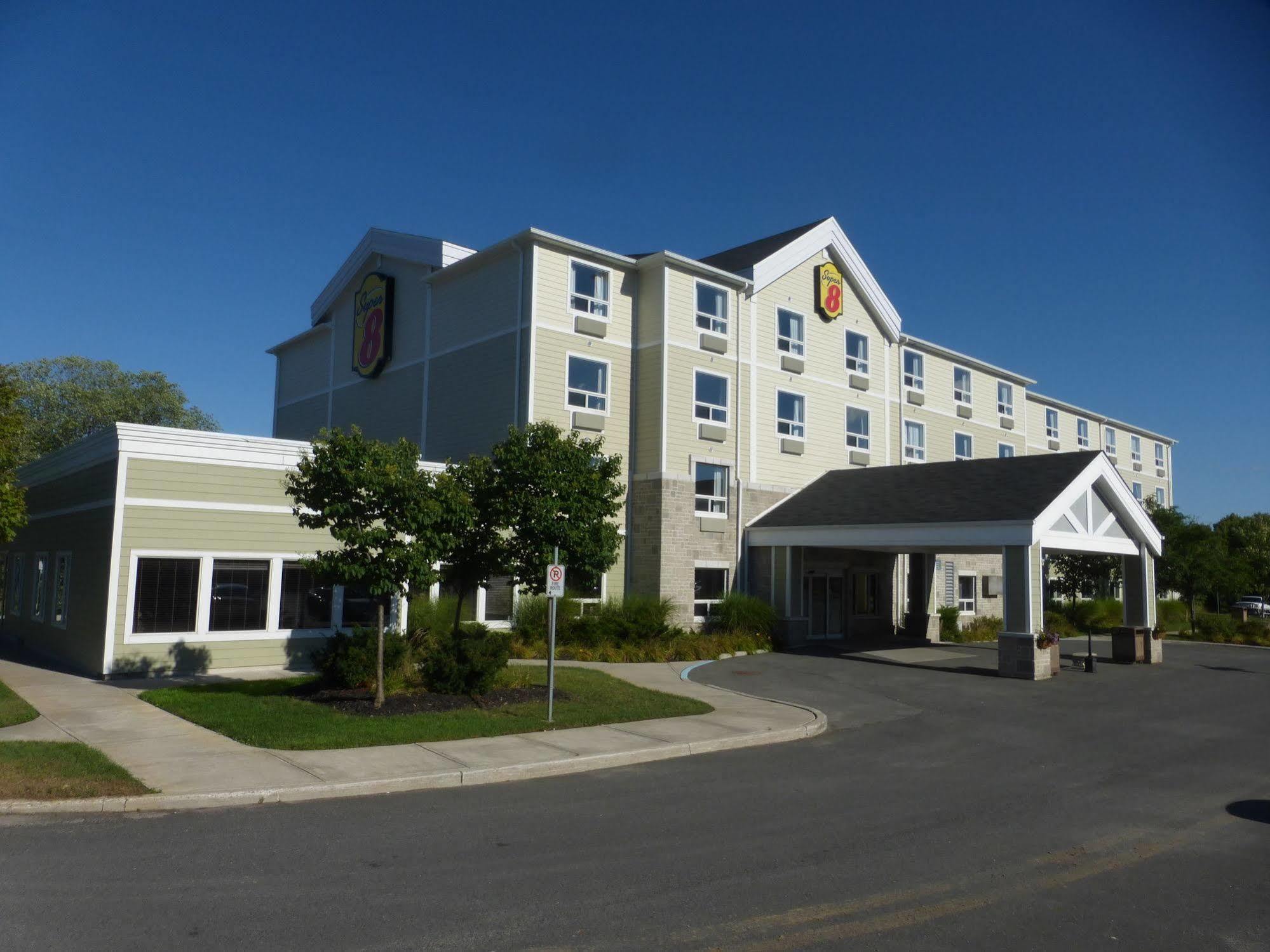 Super 8 By Wyndham Peterborough Hotel Exterior foto
